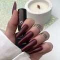 Esmalte en gel Brilliance 06 de DE LA RO en tono vino burdeos con efecto brillante, aplicado en uñas largas
