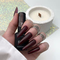 Esmalte en gel Brilliance 07 de DE LA RO en burdeos oscuro con efecto brillante, aplicado en uñas largas