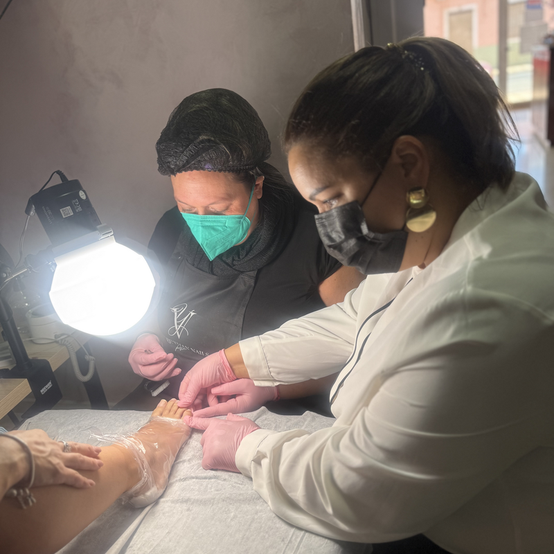 Curso de pedicura estética profesional en More Than Nails Academy