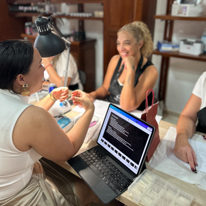 Workshops de negocio para manicuristas en More Than Nails Academy