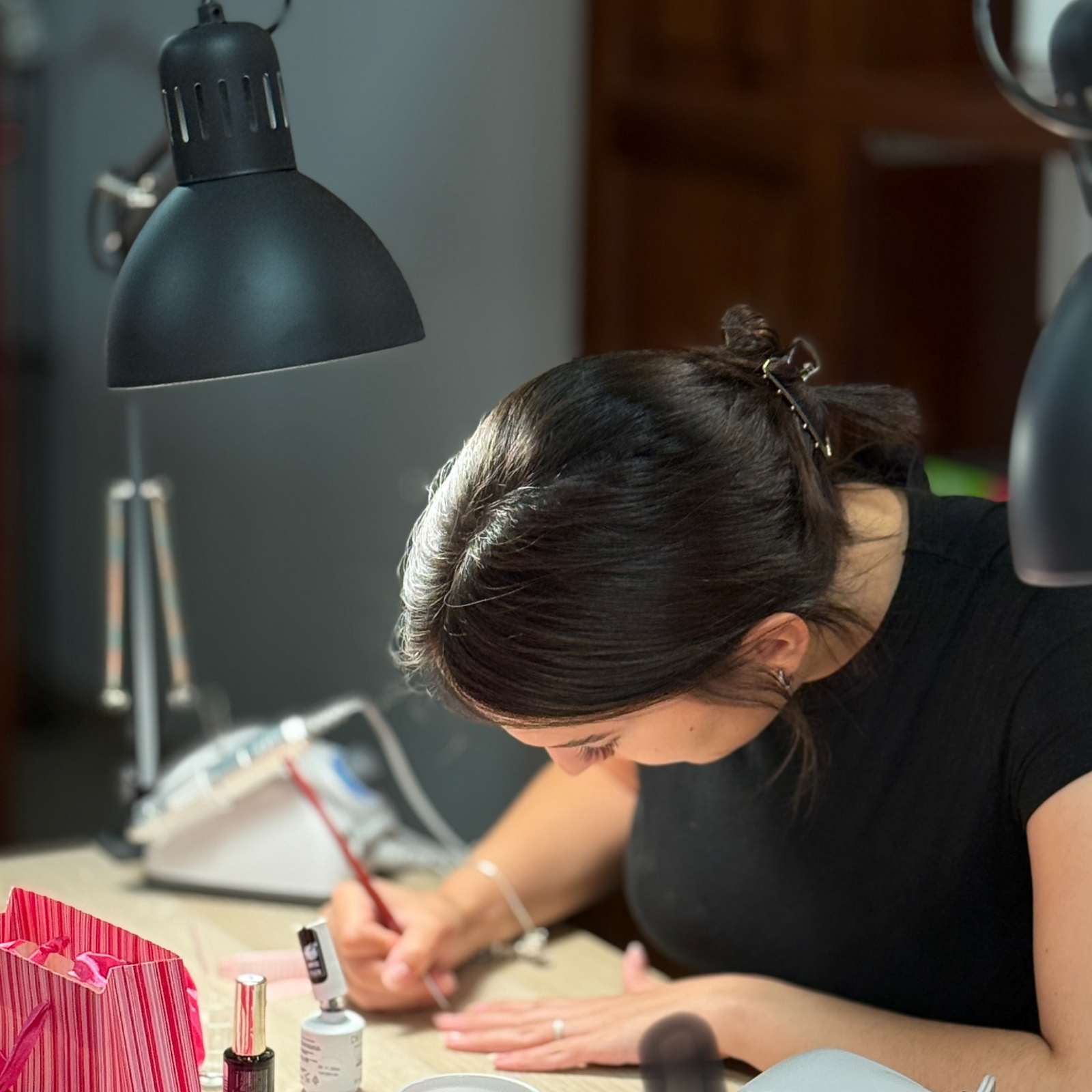 Puesto de trabajo con lámpara y material incluido